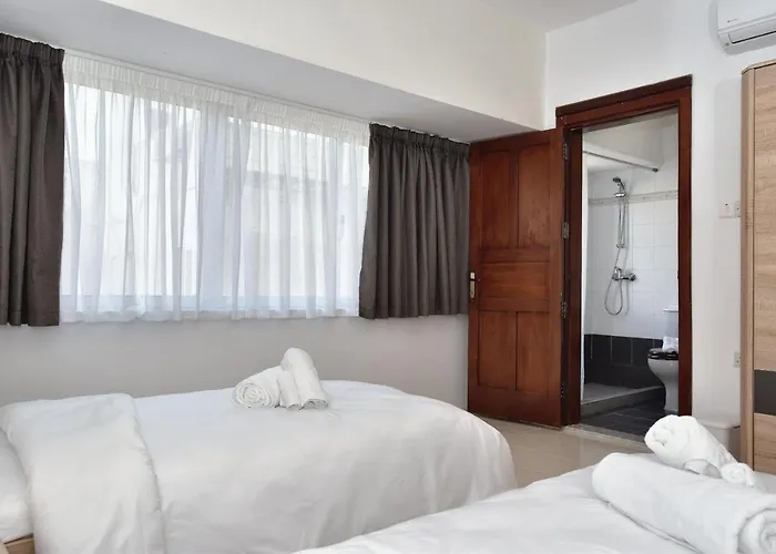 Bright And Spacious 2 Bedroom Apartment With Harbour View - 3